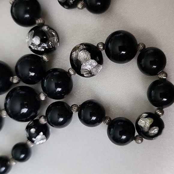 Rare VINTAGE GLASS SILVER INFUSED MURANO GLASS BEADED NECKLACE WITH BARREL CLASP - Picture 6 of 13